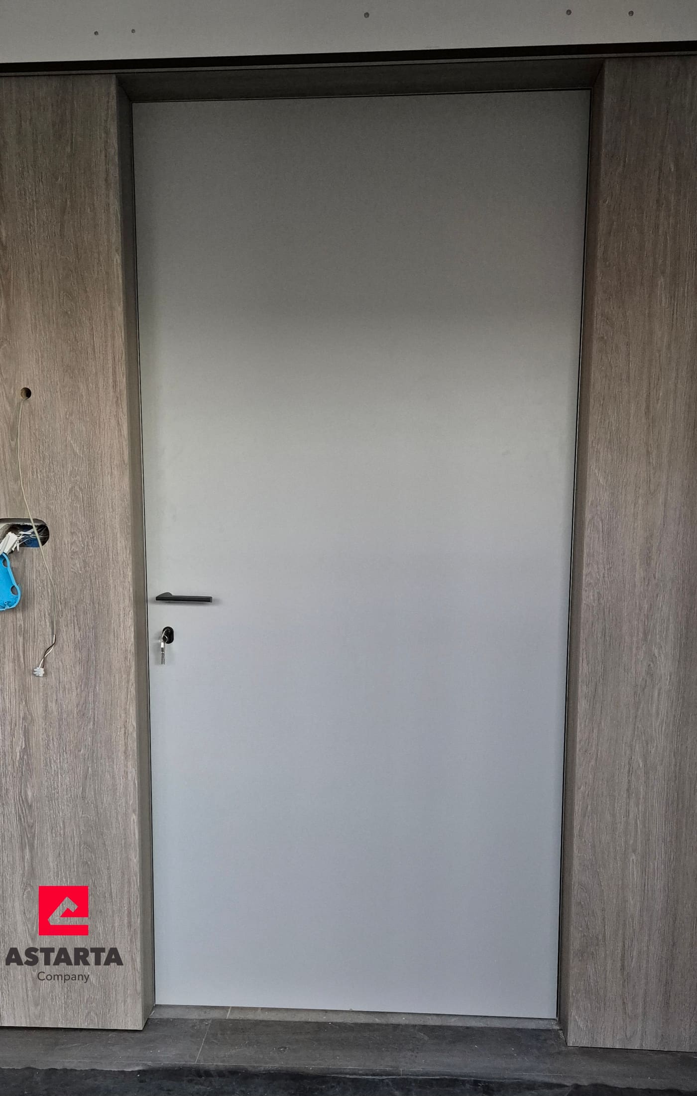 Filomuro vrata u okviru s dekorom drva