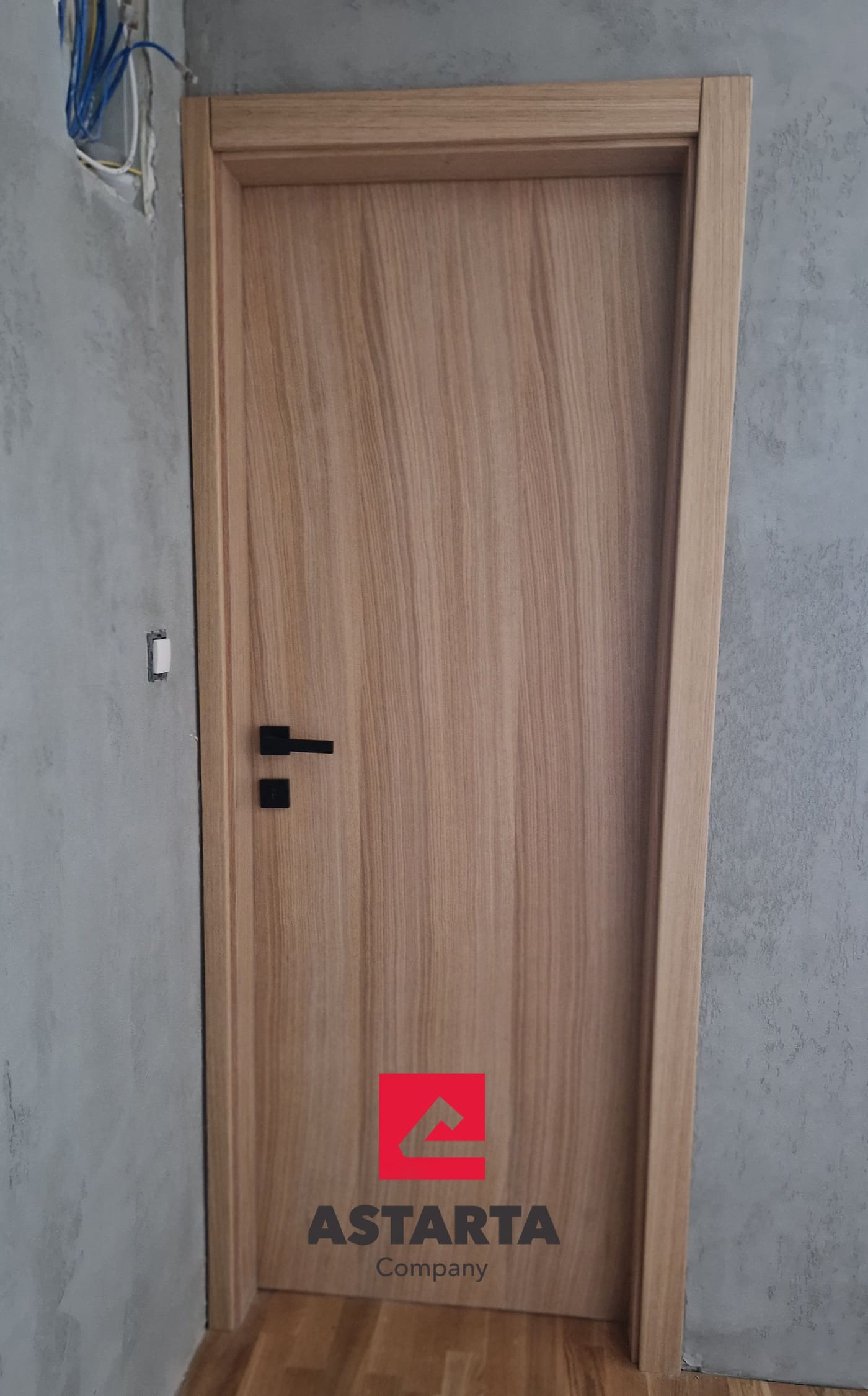 Hrastova furnirana vrata uz betonski zid