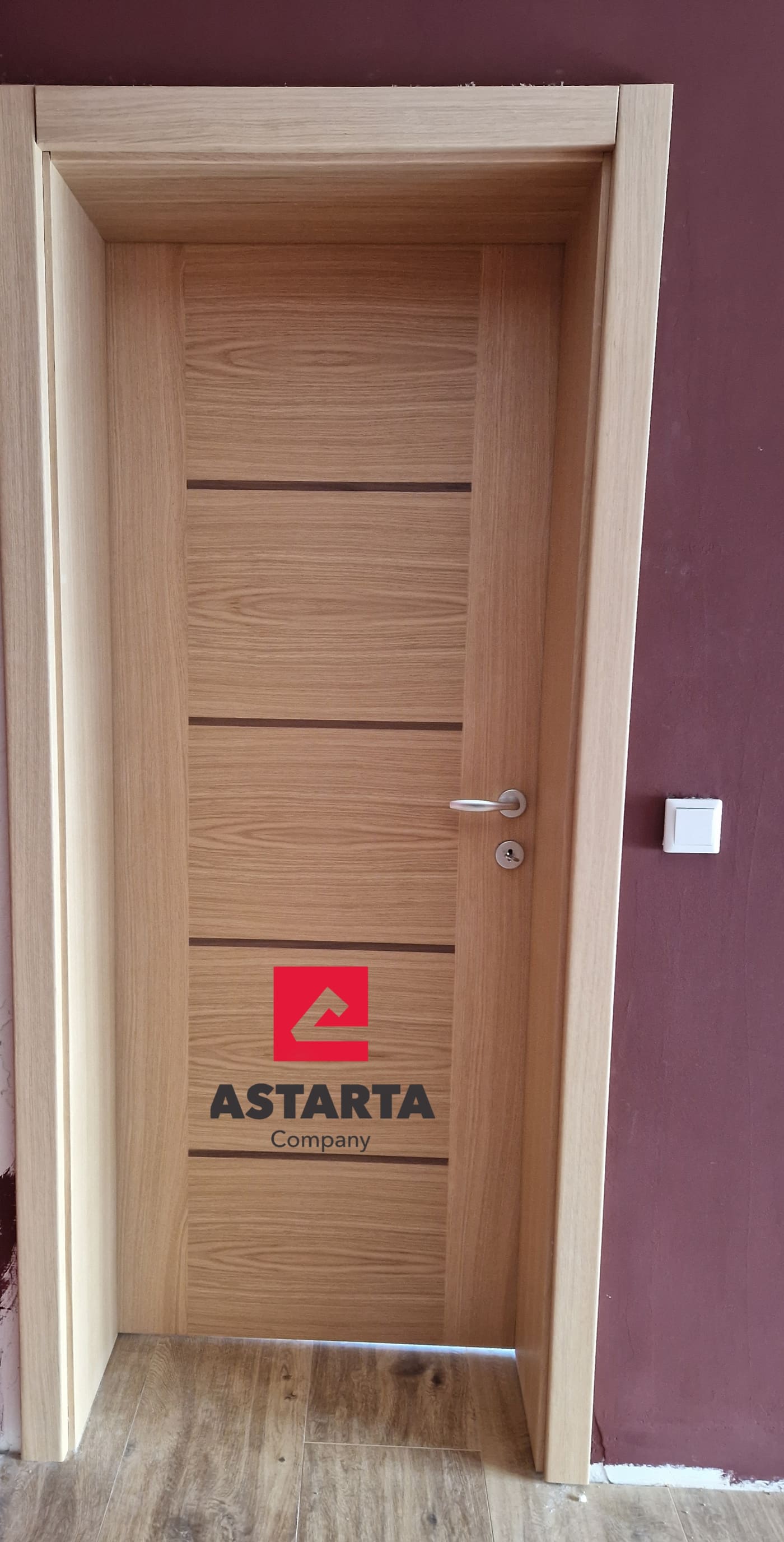 Hrastova furnirana vrata s tankim tamnim linijama uz bordo zid