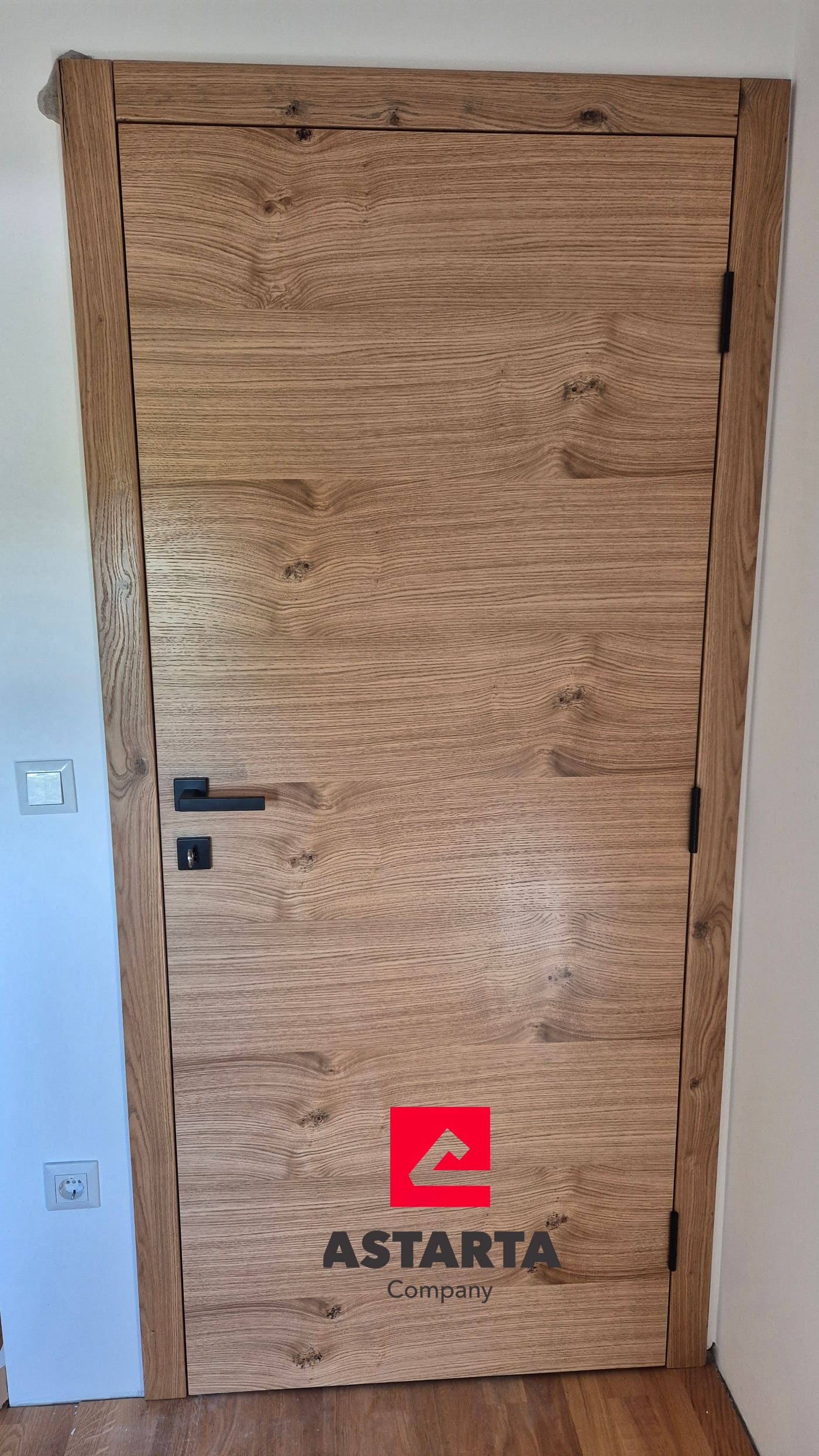 Vrata u čvorastom hrastu s crnom kvakom