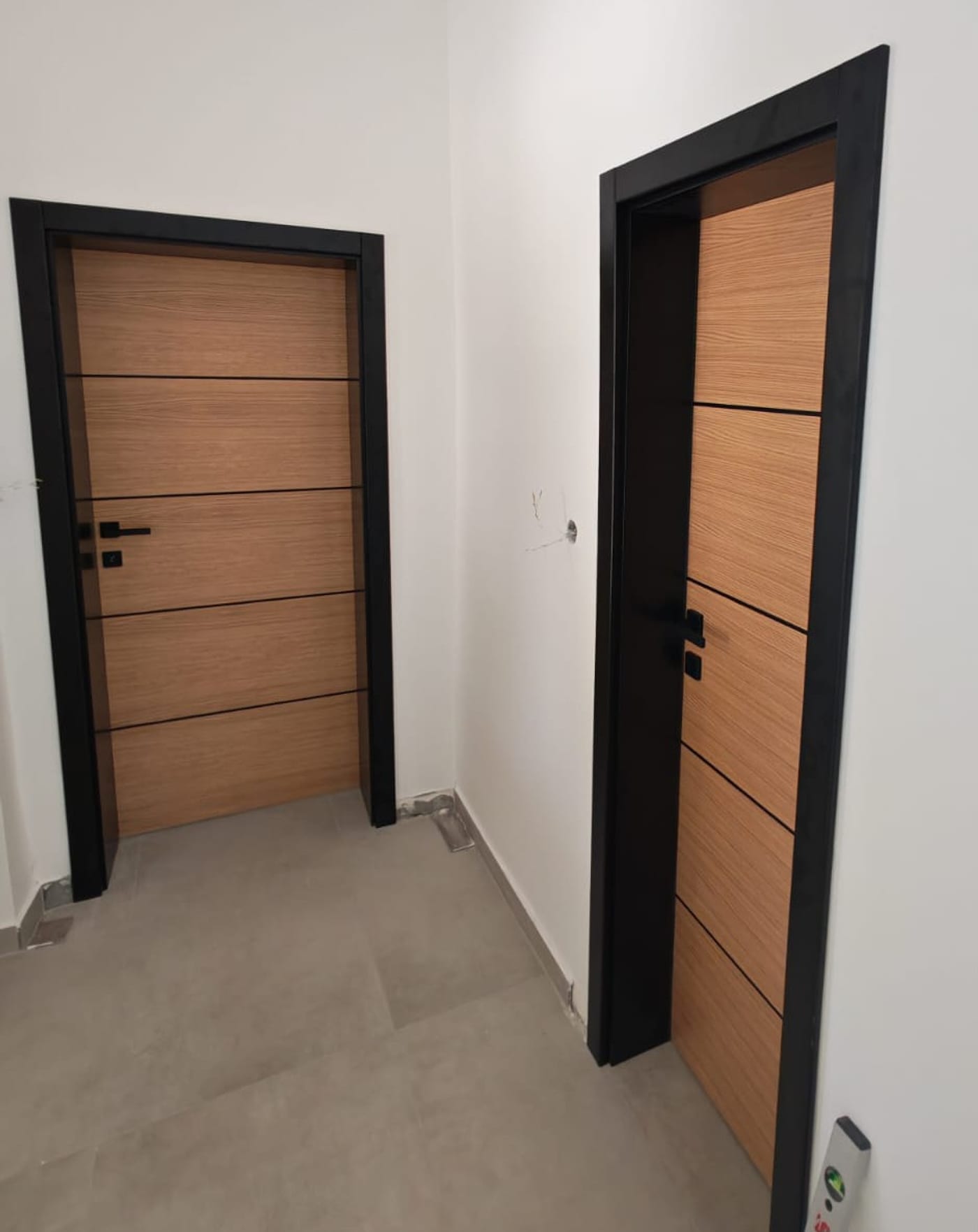 Dvoja vrata u hrastu s crnim linijama i crnim štokom