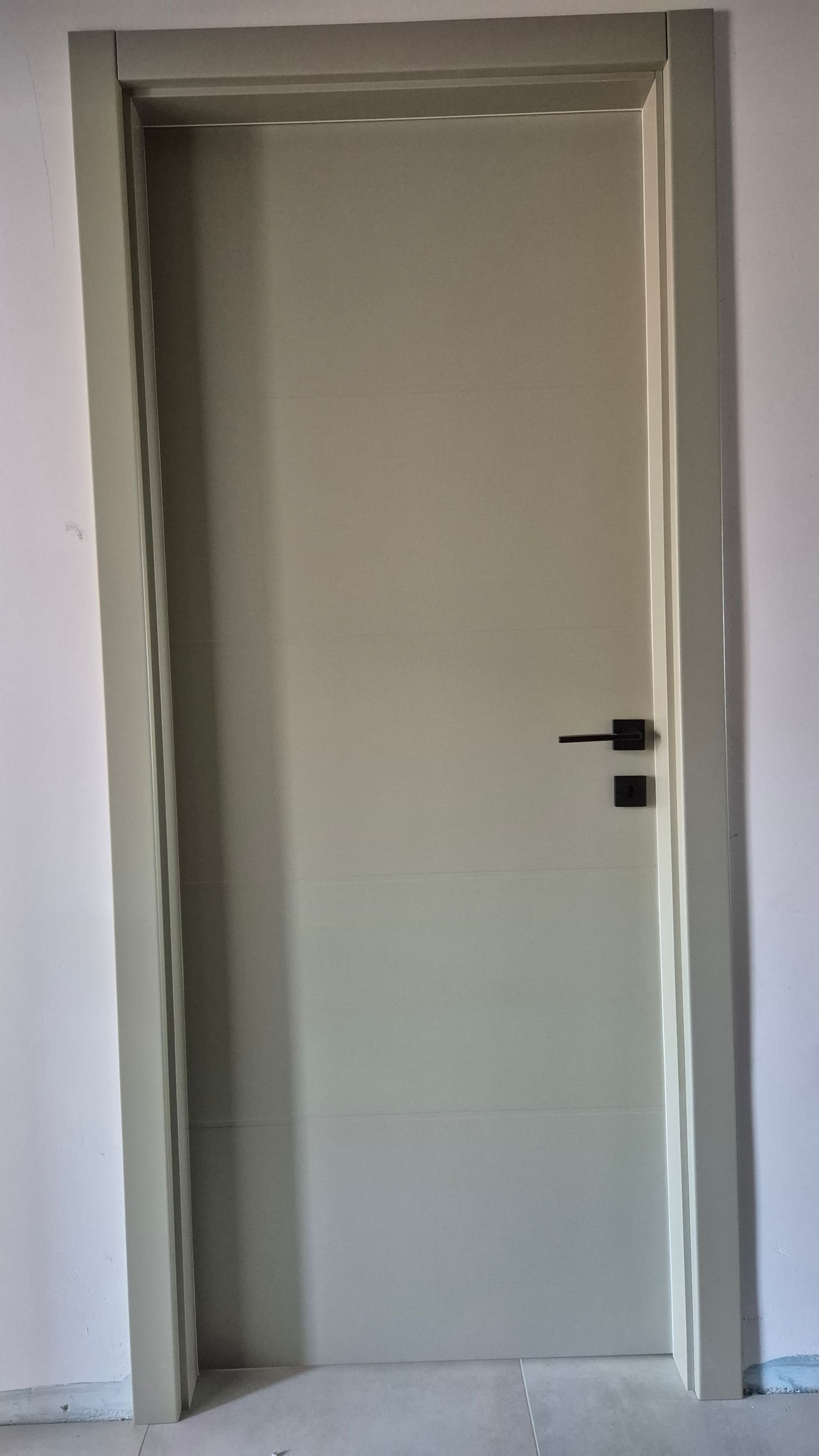 Lakirana vrata u svijetloj sivobež boji, glatka ploha