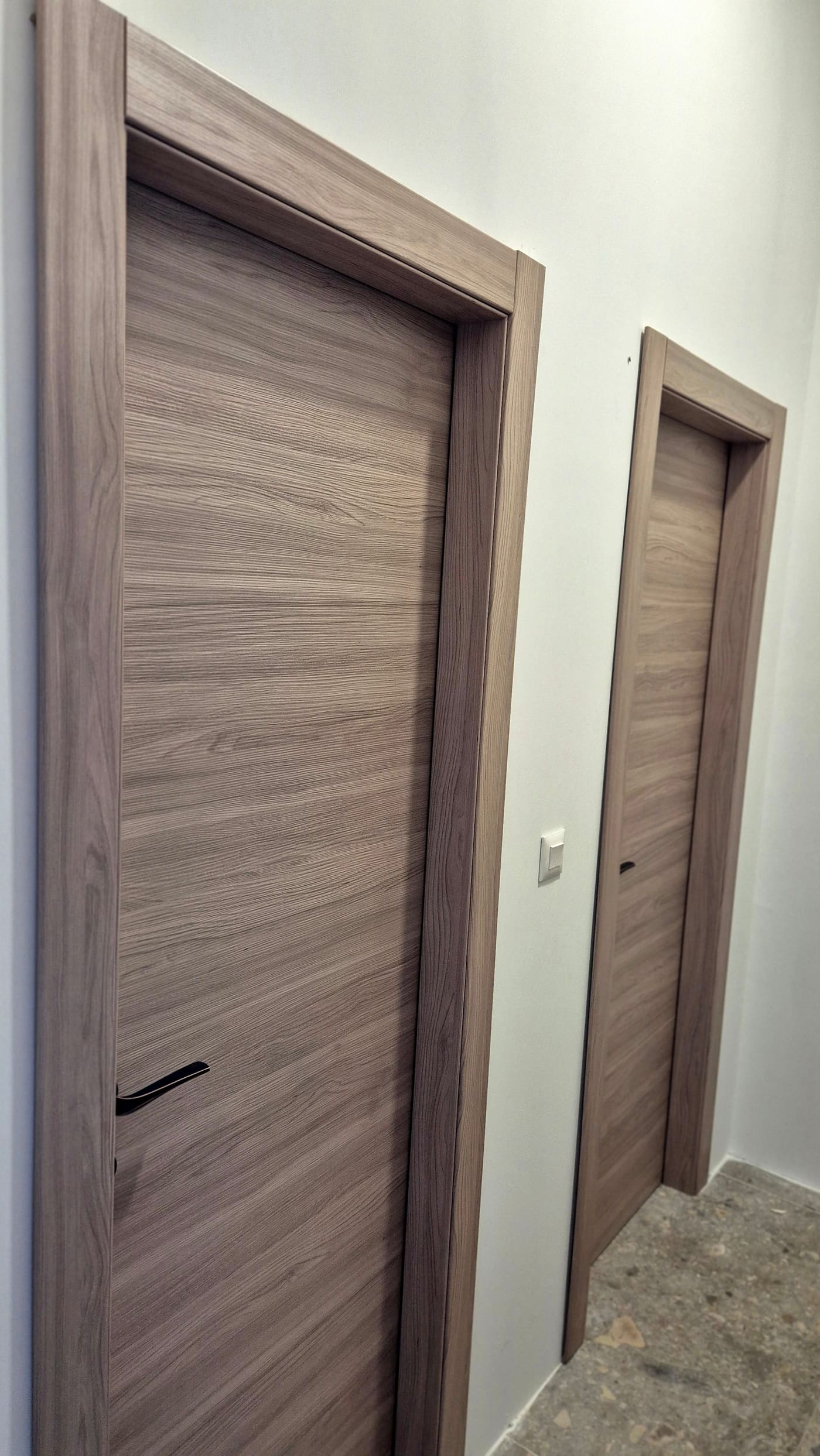 Dvoja laminirana vrata u smeđesivom dekoru drva