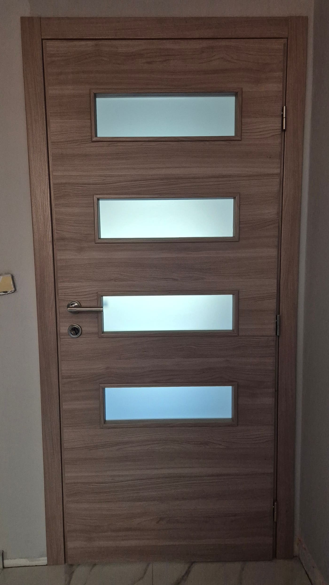 Laminirana vrata u dekoru oraha s četiri staklena prozorčića
