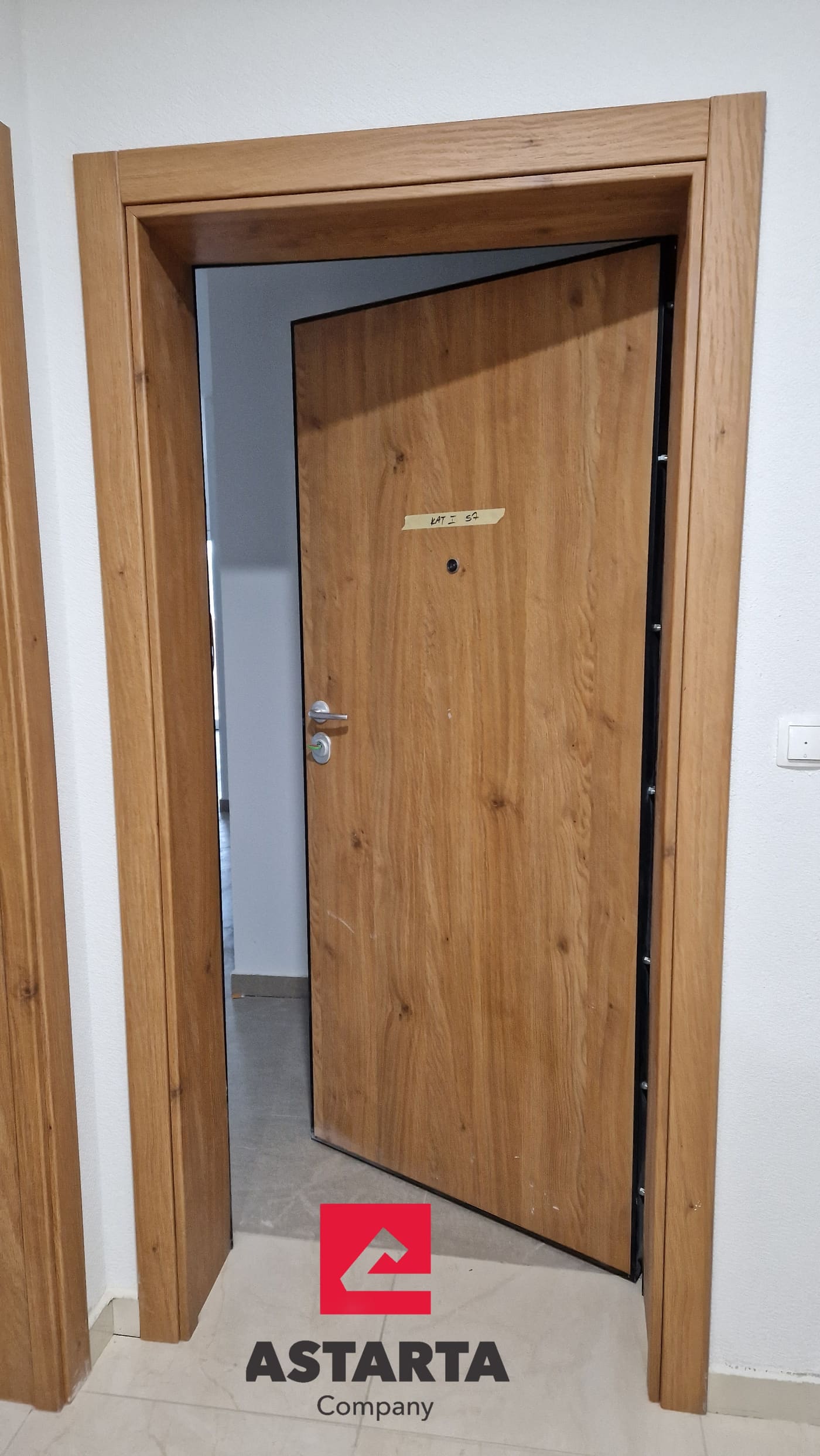 Protuprovalna vrata u dekoru hrasta, otvoreno krilo s vidljivim zabravnim klinovima