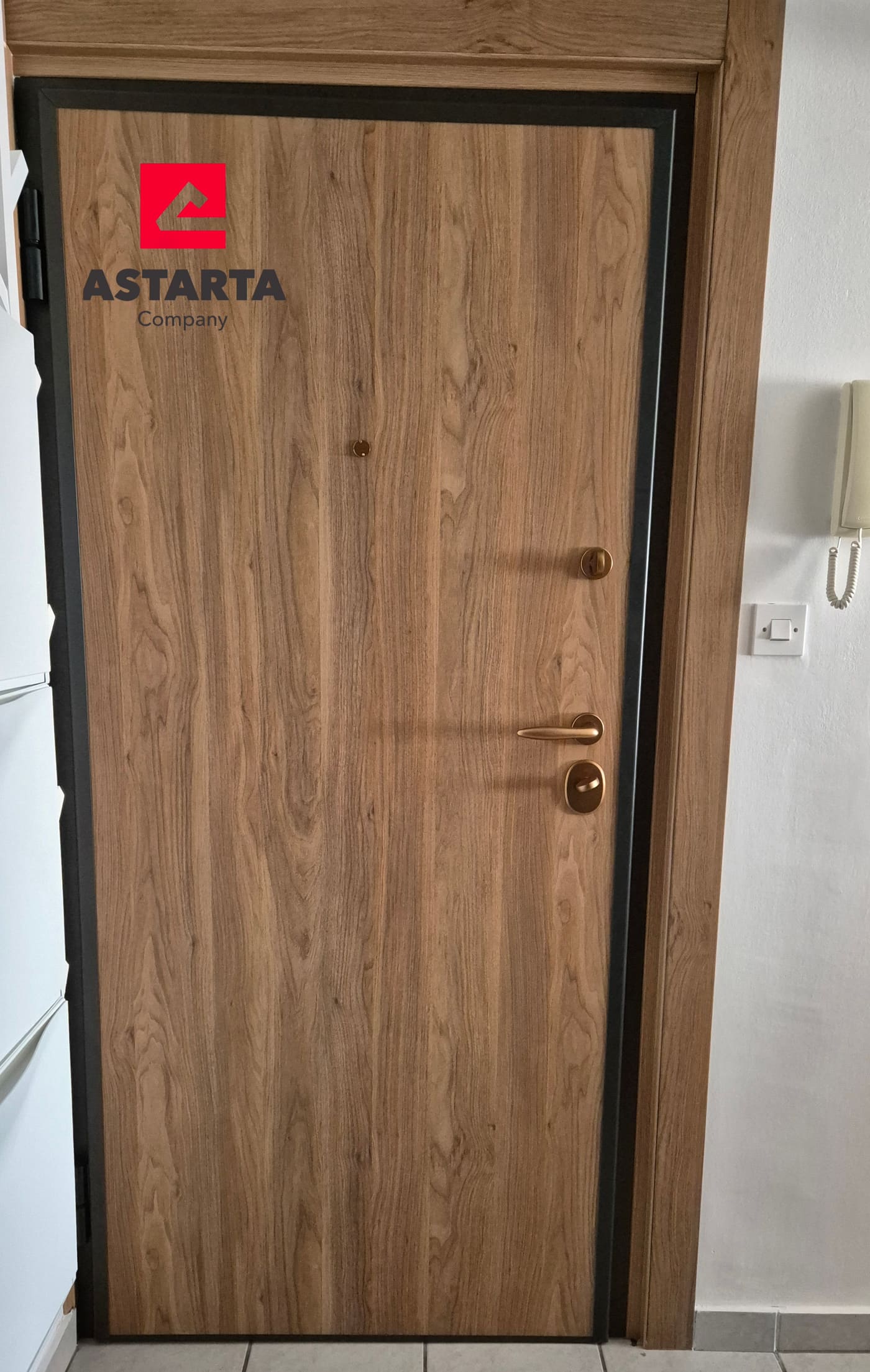 Protuprovalna vrata u dekoru drva s crnim okvirom i vidljivim okovom