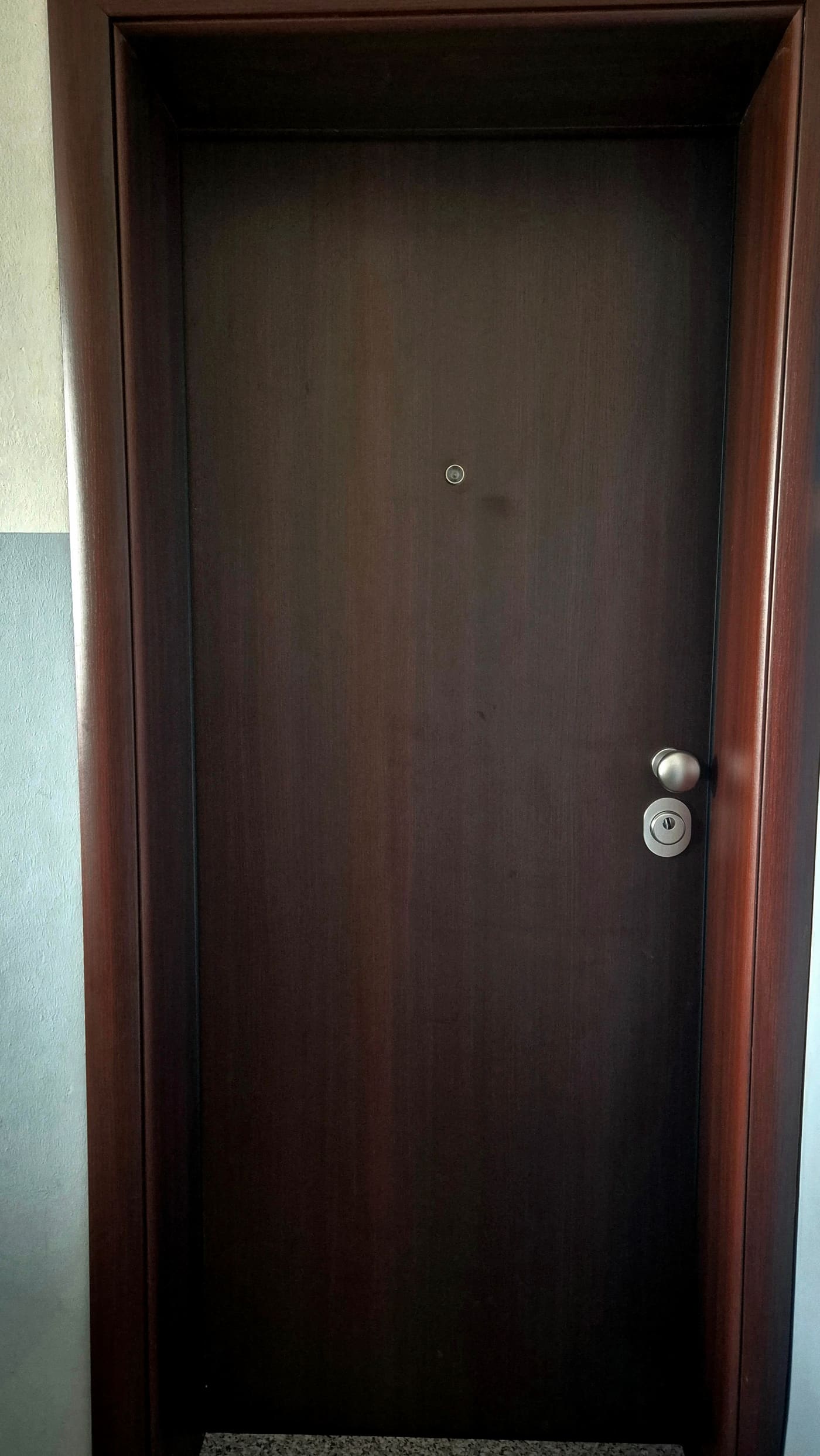 Protuprovalna vrata u dekoru oraha na ulazu u stan