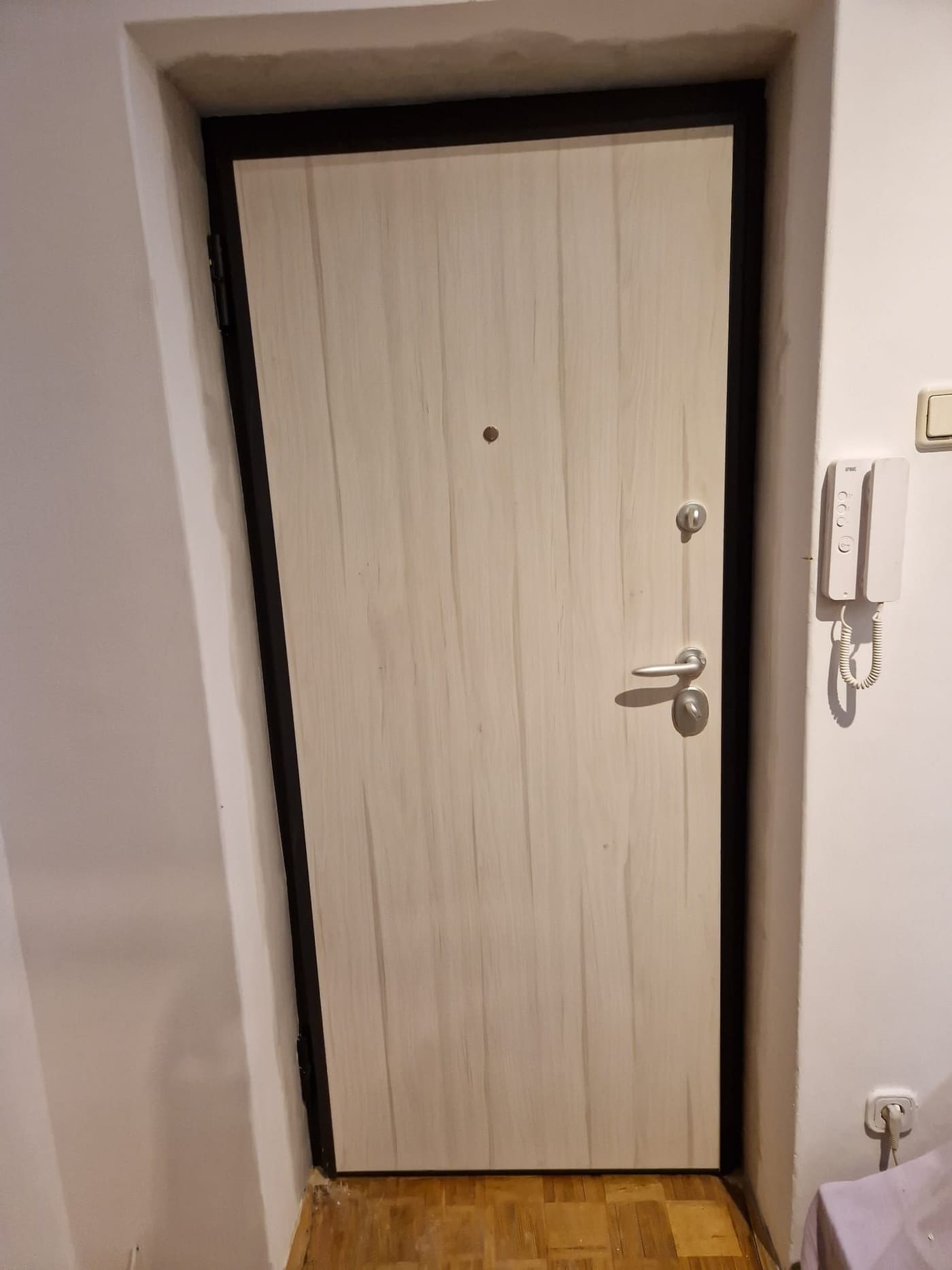 Protuprovalna vrata u svijetlom dekoru s ugrađenim interfonom